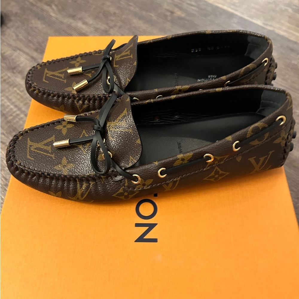 BRAND NEW! LOUIS VUITTON MONOGRAM LOAFERS SIZE M38! NEVER WORN!